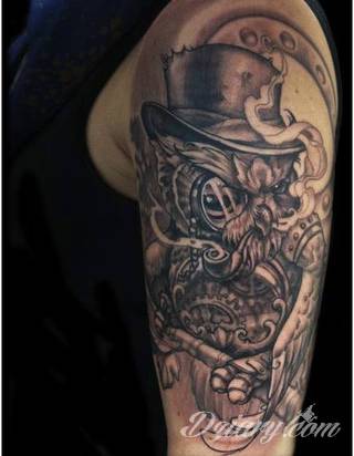 Niesamowite w swojej formie tatuaże-rękawy zajmują cała powierzchnię ramiona i przedramiona. Tworzą jednolitą zdobiącą ciało całość. Taki graficzny rękaw na skórze to tatuaż szczególnie ciekawy w przypadku aktywnych, silnych mężczyzn. 