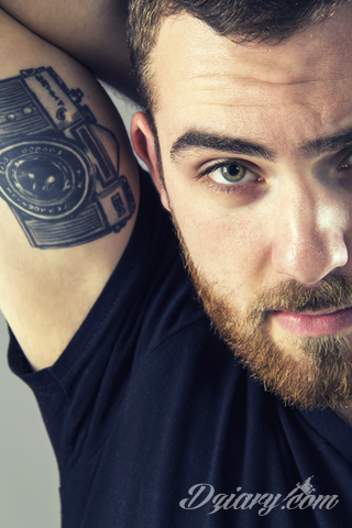 Niesamowite w swojej formie tatuaże-rękawy zajmują cała powierzchnię ramiona i przedramiona. Tworzą jednolitą zdobiącą ciało całość. Taki graficzny rękaw na skórze to tatuaż szczególnie ciekawy w przypadku aktywnych, silnych mężczyzn. 