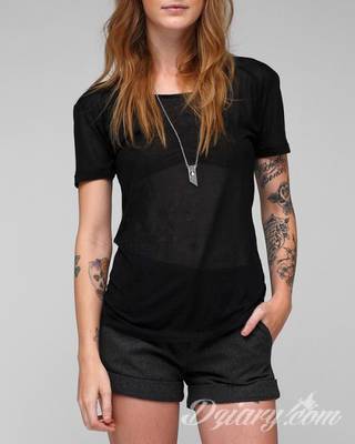 Niesamowite w swojej formie tatuaże-rękawy zajmują cała powierzchnię ramiona i przedramiona. Tworzą jednolitą zdobiącą ciało całość. Taki graficzny rękaw na skórze to tatuaż szczególnie ciekawy w przypadku aktywnych, silnych mężczyzn. 