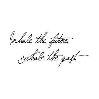 Niesamowite w swojej formie tatuaże-rękawy zajmują cała powierzchnię ramiona i przedramiona. Tworzą jednolitą zdobiącą ciało całość. Taki graficzny rękaw na skórze to tatuaż szczególnie ciekawy w przypadku aktywnych, silnych mężczyzn. 