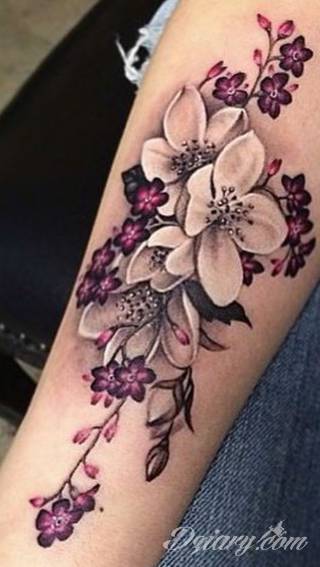 Niesamowite w swojej formie tatuaże-rękawy zajmują cała powierzchnię ramiona i przedramiona. Tworzą jednolitą zdobiącą ciało całość. Taki graficzny rękaw na skórze to tatuaż szczególnie ciekawy w przypadku aktywnych, silnych mężczyzn. 