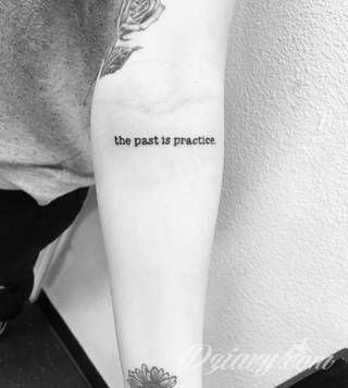 Niesamowite w swojej formie tatuaże-rękawy zajmują cała powierzchnię ramiona i przedramiona. Tworzą jednolitą zdobiącą ciało całość. Taki graficzny rękaw na skórze to tatuaż szczególnie ciekawy w przypadku aktywnych, silnych mężczyzn. 