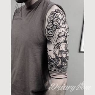 Niesamowite w swojej formie tatuaże-rękawy zajmują cała powierzchnię ramiona i przedramiona. Tworzą jednolitą zdobiącą ciało całość. Taki graficzny rękaw na skórze to tatuaż szczególnie ciekawy w przypadku aktywnych, silnych mężczyzn. 