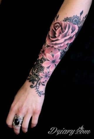 Niesamowite w swojej formie tatuaże-rękawy zajmują cała powierzchnię ramiona i przedramiona. Tworzą jednolitą zdobiącą ciało całość. Taki graficzny rękaw na skórze to tatuaż szczególnie ciekawy w przypadku aktywnych, silnych mężczyzn. 