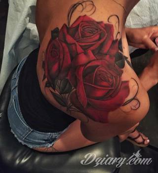 Niesamowite w swojej formie tatuaże-rękawy zajmują cała powierzchnię ramiona i przedramiona. Tworzą jednolitą zdobiącą ciało całość. Taki graficzny rękaw na skórze to tatuaż szczególnie ciekawy w przypadku aktywnych, silnych mężczyzn. 