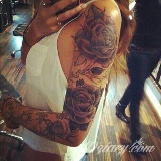 Niesamowite w swojej formie tatuaże-rękawy zajmują cała powierzchnię ramiona i przedramiona. Tworzą jednolitą zdobiącą ciało całość. Taki graficzny rękaw na skórze to tatuaż szczególnie ciekawy w przypadku aktywnych, silnych mężczyzn. 