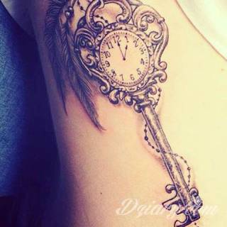 Niesamowite w swojej formie tatuaże-rękawy zajmują cała powierzchnię ramiona i przedramiona. Tworzą jednolitą zdobiącą ciało całość. Taki graficzny rękaw na skórze to tatuaż szczególnie ciekawy w przypadku aktywnych, silnych mężczyzn. 