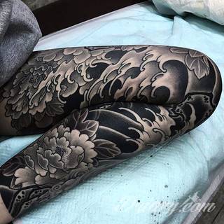 Niesamowite w swojej formie tatuaże-rękawy zajmują cała powierzchnię ramiona i przedramiona. Tworzą jednolitą zdobiącą ciało całość. Taki graficzny rękaw na skórze to tatuaż szczególnie ciekawy w przypadku aktywnych, silnych mężczyzn. 