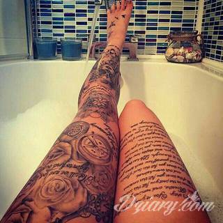 Niesamowite w swojej formie tatuaże-rękawy zajmują cała powierzchnię ramiona i przedramiona. Tworzą jednolitą zdobiącą ciało całość. Taki graficzny rękaw na skórze to tatuaż szczególnie ciekawy w przypadku aktywnych, silnych mężczyzn. 