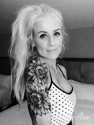 Niesamowite w swojej formie tatuaże-rękawy zajmują cała powierzchnię ramiona i przedramiona. Tworzą jednolitą zdobiącą ciało całość. Taki graficzny rękaw na skórze to tatuaż szczególnie ciekawy w przypadku aktywnych, silnych mężczyzn. 