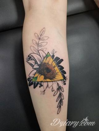 Niesamowite w swojej formie tatuaże-rękawy zajmują cała powierzchnię ramiona i przedramiona. Tworzą jednolitą zdobiącą ciało całość. Taki graficzny rękaw na skórze to tatuaż szczególnie ciekawy w przypadku aktywnych, silnych mężczyzn. 