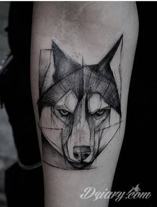 Niesamowite w swojej formie tatuaże-rękawy zajmują cała powierzchnię ramiona i przedramiona. Tworzą jednolitą zdobiącą ciało całość. Taki graficzny rękaw na skórze to tatuaż szczególnie ciekawy w przypadku aktywnych, silnych mężczyzn. 