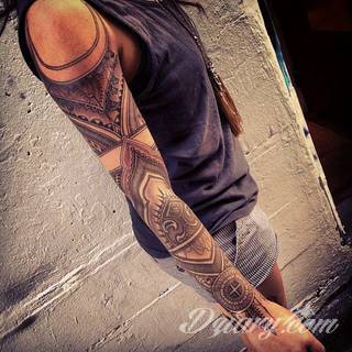 Niesamowite w swojej formie tatuaże-rękawy zajmują cała powierzchnię ramiona i przedramiona. Tworzą jednolitą zdobiącą ciało całość. Taki graficzny rękaw na skórze to tatuaż szczególnie ciekawy w przypadku aktywnych, silnych mężczyzn. 