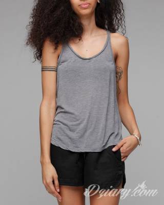 Niesamowite w swojej formie tatuaże-rękawy zajmują cała powierzchnię ramiona i przedramiona. Tworzą jednolitą zdobiącą ciało całość. Taki graficzny rękaw na skórze to tatuaż szczególnie ciekawy w przypadku aktywnych, silnych mężczyzn. 