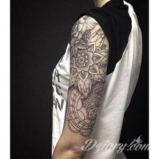 Niesamowite w swojej formie tatuaże-rękawy zajmują cała powierzchnię ramiona i przedramiona. Tworzą jednolitą zdobiącą ciało całość. Taki graficzny rękaw na skórze to tatuaż szczególnie ciekawy w przypadku aktywnych, silnych mężczyzn. 