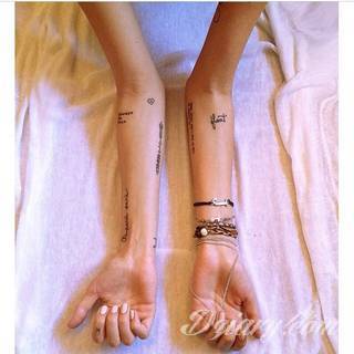 Niesamowite w swojej formie tatuaże-rękawy zajmują cała powierzchnię ramiona i przedramiona. Tworzą jednolitą zdobiącą ciało całość. Taki graficzny rękaw na skórze to tatuaż szczególnie ciekawy w przypadku aktywnych, silnych mężczyzn. 