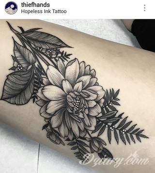 Niesamowite w swojej formie tatuaże-rękawy zajmują cała powierzchnię ramiona i przedramiona. Tworzą jednolitą zdobiącą ciało całość. Taki graficzny rękaw na skórze to tatuaż szczególnie ciekawy w przypadku aktywnych, silnych mężczyzn. 