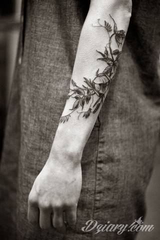 Niesamowite w swojej formie tatuaże-rękawy zajmują cała powierzchnię ramiona i przedramiona. Tworzą jednolitą zdobiącą ciało całość. Taki graficzny rękaw na skórze to tatuaż szczególnie ciekawy w przypadku aktywnych, silnych mężczyzn. 