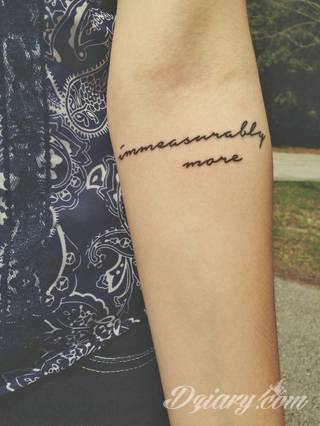 Niesamowite w swojej formie tatuaże-rękawy zajmują cała powierzchnię ramiona i przedramiona. Tworzą jednolitą zdobiącą ciało całość. Taki graficzny rękaw na skórze to tatuaż szczególnie ciekawy w przypadku aktywnych, silnych mężczyzn. 