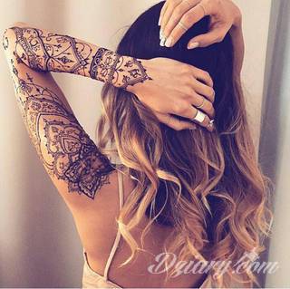 Niesamowite w swojej formie tatuaże-rękawy zajmują cała powierzchnię ramiona i przedramiona. Tworzą jednolitą zdobiącą ciało całość. Taki graficzny rękaw na skórze to tatuaż szczególnie ciekawy w przypadku aktywnych, silnych mężczyzn. 