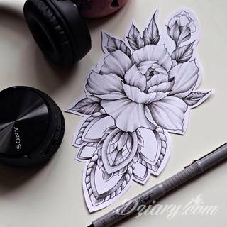 Niesamowite w swojej formie tatuaże-rękawy zajmują cała powierzchnię ramiona i przedramiona. Tworzą jednolitą zdobiącą ciało całość. Taki graficzny rękaw na skórze to tatuaż szczególnie ciekawy w przypadku aktywnych, silnych mężczyzn. 