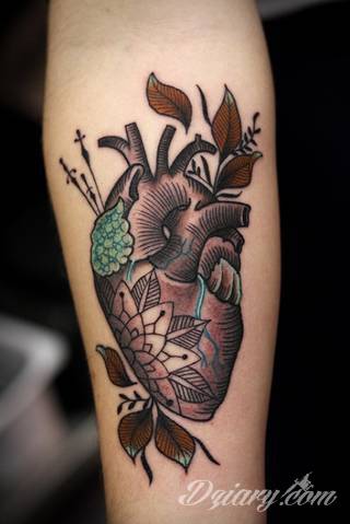 Niesamowite w swojej formie tatuaże-rękawy zajmują cała powierzchnię ramiona i przedramiona. Tworzą jednolitą zdobiącą ciało całość. Taki graficzny rękaw na skórze to tatuaż szczególnie ciekawy w przypadku aktywnych, silnych mężczyzn. 