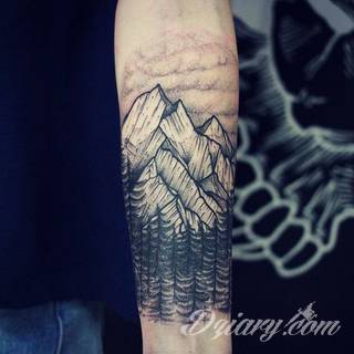 Niesamowite w swojej formie tatuaże-rękawy zajmują cała powierzchnię ramiona i przedramiona. Tworzą jednolitą zdobiącą ciało całość. Taki graficzny rękaw na skórze to tatuaż szczególnie ciekawy w przypadku aktywnych, silnych mężczyzn. 