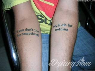 Niesamowite w swojej formie tatuaże-rękawy zajmują cała powierzchnię ramiona i przedramiona. Tworzą jednolitą zdobiącą ciało całość. Taki graficzny rękaw na skórze to tatuaż szczególnie ciekawy w przypadku aktywnych, silnych mężczyzn. 