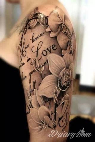 Niesamowite w swojej formie tatuaże-rękawy zajmują cała powierzchnię ramiona i przedramiona. Tworzą jednolitą zdobiącą ciało całość. Taki graficzny rękaw na skórze to tatuaż szczególnie ciekawy w przypadku aktywnych, silnych mężczyzn. 