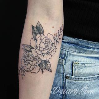 Niesamowite w swojej formie tatuaże-rękawy zajmują cała powierzchnię ramiona i przedramiona. Tworzą jednolitą zdobiącą ciało całość. Taki graficzny rękaw na skórze to tatuaż szczególnie ciekawy w przypadku aktywnych, silnych mężczyzn. 