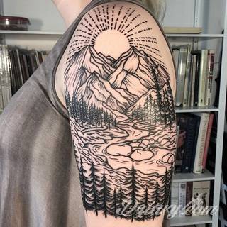 Niesamowite w swojej formie tatuaże-rękawy zajmują cała powierzchnię ramiona i przedramiona. Tworzą jednolitą zdobiącą ciało całość. Taki graficzny rękaw na skórze to tatuaż szczególnie ciekawy w przypadku aktywnych, silnych mężczyzn. 