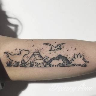 Niesamowite w swojej formie tatuaże-rękawy zajmują cała powierzchnię ramiona i przedramiona. Tworzą jednolitą zdobiącą ciało całość. Taki graficzny rękaw na skórze to tatuaż szczególnie ciekawy w przypadku aktywnych, silnych mężczyzn. 