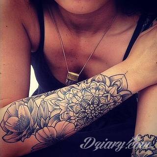 Niesamowite w swojej formie tatuaże-rękawy zajmują cała powierzchnię ramiona i przedramiona. Tworzą jednolitą zdobiącą ciało całość. Taki graficzny rękaw na skórze to tatuaż szczególnie ciekawy w przypadku aktywnych, silnych mężczyzn. 