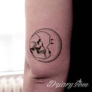 Niesamowite w swojej formie tatuaże-rękawy zajmują cała powierzchnię ramiona i przedramiona. Tworzą jednolitą zdobiącą ciało całość. Taki graficzny rękaw na skórze to tatuaż szczególnie ciekawy w przypadku aktywnych, silnych mężczyzn. 