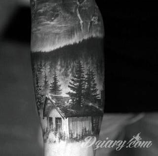 Niesamowite w swojej formie tatuaże-rękawy zajmują cała powierzchnię ramiona i przedramiona. Tworzą jednolitą zdobiącą ciało całość. Taki graficzny rękaw na skórze to tatuaż szczególnie ciekawy w przypadku aktywnych, silnych mężczyzn. 