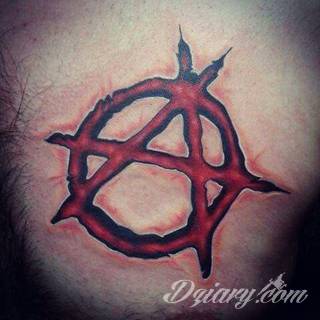 Niesamowite w swojej formie tatuaże-rękawy zajmują cała powierzchnię ramiona i przedramiona. Tworzą jednolitą zdobiącą ciało całość. Taki graficzny rękaw na skórze to tatuaż szczególnie ciekawy w przypadku aktywnych, silnych mężczyzn. 