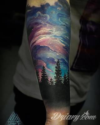 Niesamowite w swojej formie tatuaże-rękawy zajmują cała powierzchnię ramiona i przedramiona. Tworzą jednolitą zdobiącą ciało całość. Taki graficzny rękaw na skórze to tatuaż szczególnie ciekawy w przypadku aktywnych, silnych mężczyzn. 