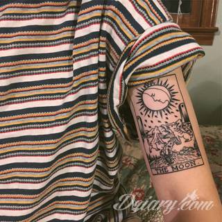 Niesamowite w swojej formie tatuaże-rękawy zajmują cała powierzchnię ramiona i przedramiona. Tworzą jednolitą zdobiącą ciało całość. Taki graficzny rękaw na skórze to tatuaż szczególnie ciekawy w przypadku aktywnych, silnych mężczyzn. 