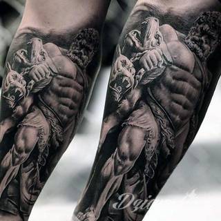 Niesamowite w swojej formie tatuaże-rękawy zajmują cała powierzchnię ramiona i przedramiona. Tworzą jednolitą zdobiącą ciało całość. Taki graficzny rękaw na skórze to tatuaż szczególnie ciekawy w przypadku aktywnych, silnych mężczyzn. 