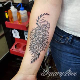 Niesamowite w swojej formie tatuaże-rękawy zajmują cała powierzchnię ramiona i przedramiona. Tworzą jednolitą zdobiącą ciało całość. Taki graficzny rękaw na skórze to tatuaż szczególnie ciekawy w przypadku aktywnych, silnych mężczyzn. 