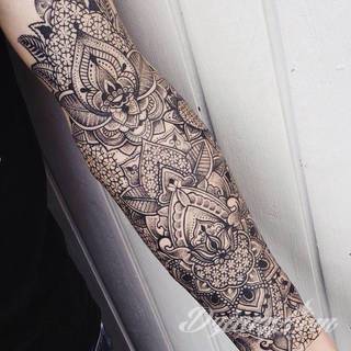 Niesamowite w swojej formie tatuaże-rękawy zajmują cała powierzchnię ramiona i przedramiona. Tworzą jednolitą zdobiącą ciało całość. Taki graficzny rękaw na skórze to tatuaż szczególnie ciekawy w przypadku aktywnych, silnych mężczyzn. 