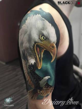 Niesamowite w swojej formie tatuaże-rękawy zajmują cała powierzchnię ramiona i przedramiona. Tworzą jednolitą zdobiącą ciało całość. Taki graficzny rękaw na skórze to tatuaż szczególnie ciekawy w przypadku aktywnych, silnych mężczyzn. 