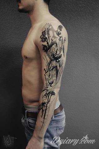 Niesamowite w swojej formie tatuaże-rękawy zajmują cała powierzchnię ramiona i przedramiona. Tworzą jednolitą zdobiącą ciało całość. Taki graficzny rękaw na skórze to tatuaż szczególnie ciekawy w przypadku aktywnych, silnych mężczyzn. 