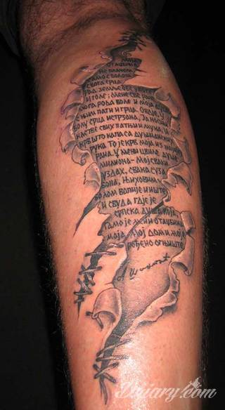 Niesamowite w swojej formie tatuaże-rękawy zajmują cała powierzchnię ramiona i przedramiona. Tworzą jednolitą zdobiącą ciało całość. Taki graficzny rękaw na skórze to tatuaż szczególnie ciekawy w przypadku aktywnych, silnych mężczyzn. 