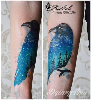 Niesamowite w swojej formie tatuaże-rękawy zajmują cała powierzchnię ramiona i przedramiona. Tworzą jednolitą zdobiącą ciało całość. Taki graficzny rękaw na skórze to tatuaż szczególnie ciekawy w przypadku aktywnych, silnych mężczyzn. 