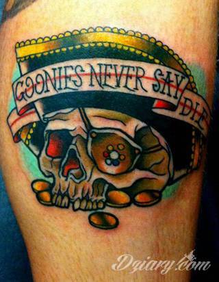 Niesamowite w swojej formie tatuaże-rękawy zajmują cała powierzchnię ramiona i przedramiona. Tworzą jednolitą zdobiącą ciało całość. Taki graficzny rękaw na skórze to tatuaż szczególnie ciekawy w przypadku aktywnych, silnych mężczyzn. 