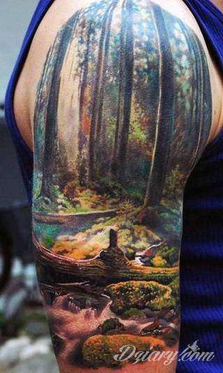 Niesamowite w swojej formie tatuaże-rękawy zajmują cała powierzchnię ramiona i przedramiona. Tworzą jednolitą zdobiącą ciało całość. Taki graficzny rękaw na skórze to tatuaż szczególnie ciekawy w przypadku aktywnych, silnych mężczyzn. 