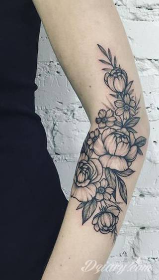 Niesamowite w swojej formie tatuaże-rękawy zajmują cała powierzchnię ramiona i przedramiona. Tworzą jednolitą zdobiącą ciało całość. Taki graficzny rękaw na skórze to tatuaż szczególnie ciekawy w przypadku aktywnych, silnych mężczyzn. 