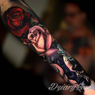 Niesamowite w swojej formie tatuaże-rękawy zajmują cała powierzchnię ramiona i przedramiona. Tworzą jednolitą zdobiącą ciało całość. Taki graficzny rękaw na skórze to tatuaż szczególnie ciekawy w przypadku aktywnych, silnych mężczyzn. 