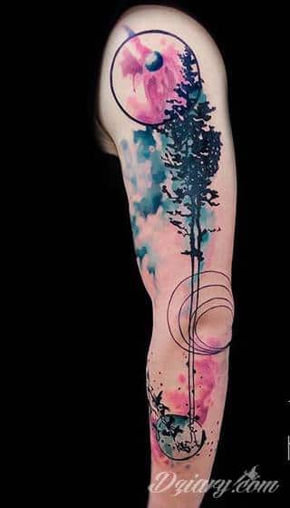 Niesamowite w swojej formie tatuaże-rękawy zajmują cała powierzchnię ramiona i przedramiona. Tworzą jednolitą zdobiącą ciało całość. Taki graficzny rękaw na skórze to tatuaż szczególnie ciekawy w przypadku aktywnych, silnych mężczyzn. 